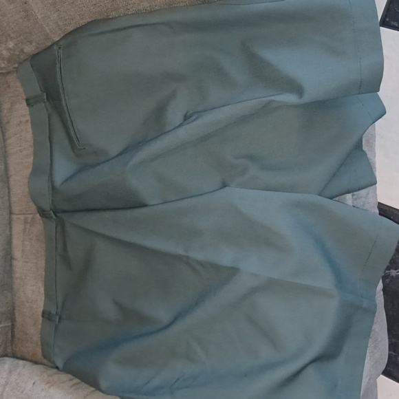 Angelica Pleated front uniform work shorts - Picture 3 of 6